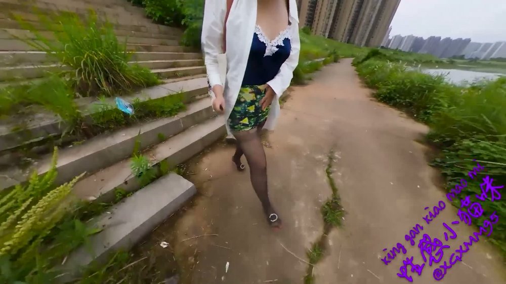 戶外穿短裙戴跳蛋誘惑老頭摸我的屄